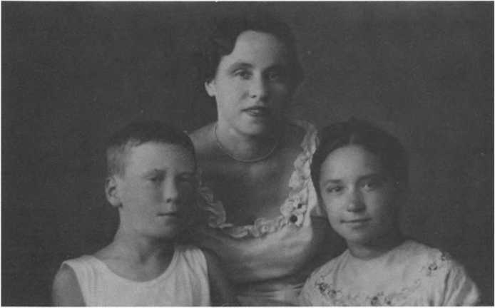 Иллюстрация к книге — Без протокола: невыдуманные истории рассказывают дипломат Александр Богомолов и разведчик Георгий Санников [i_038.jpg]