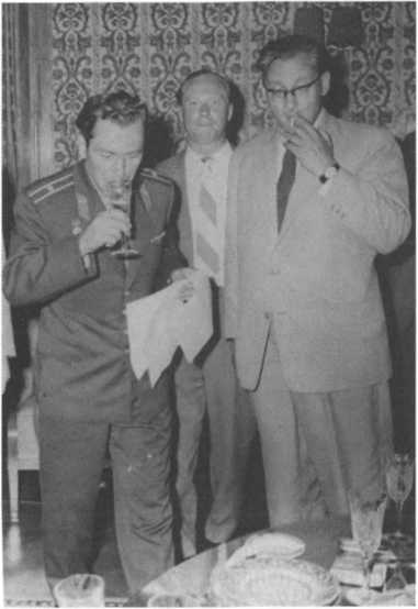 Иллюстрация к книге — Без протокола: невыдуманные истории рассказывают дипломат Александр Богомолов и разведчик Георгий Санников [i_049.jpg]