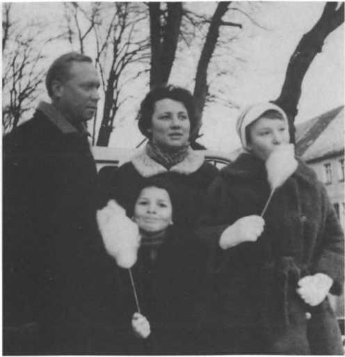 Иллюстрация к книге — Без протокола: невыдуманные истории рассказывают дипломат Александр Богомолов и разведчик Георгий Санников [i_055.jpg]