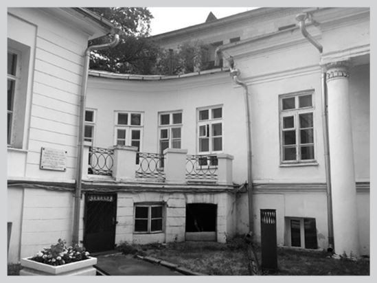 Иллюстрация к книге — Двор на Поварской [i_002.jpg]