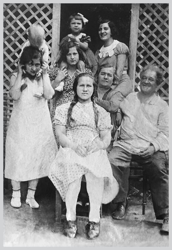 Иллюстрация к книге — Двор на Поварской [i_042.jpg]