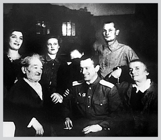 Иллюстрация к книге — Двор на Поварской [i_044.jpg]