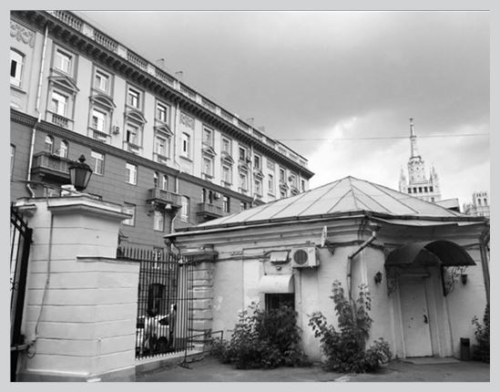 Иллюстрация к книге — Двор на Поварской [i_048.jpg]