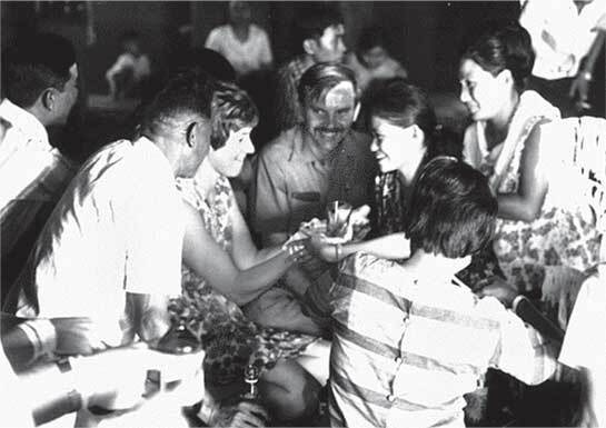 Иллюстрация к книге — Вдова-шпионка. Как работа в ЦРУ привела меня из джунглей Лаоса в московскую тюрьму [i_003.jpg]