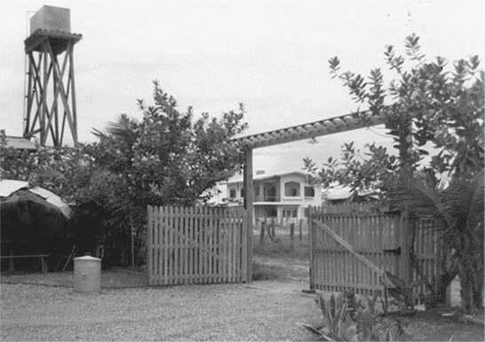 Иллюстрация к книге — Вдова-шпионка. Как работа в ЦРУ привела меня из джунглей Лаоса в московскую тюрьму [i_005.jpg]