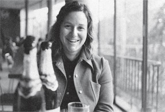 Иллюстрация к книге — Вдова-шпионка. Как работа в ЦРУ привела меня из джунглей Лаоса в московскую тюрьму [i_009.jpg]