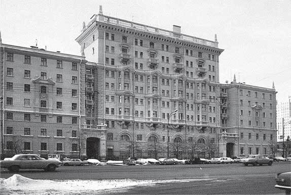 Иллюстрация к книге — Вдова-шпионка. Как работа в ЦРУ привела меня из джунглей Лаоса в московскую тюрьму [i_010.jpg]