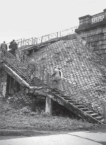 Иллюстрация к книге — Вдова-шпионка. Как работа в ЦРУ привела меня из джунглей Лаоса в московскую тюрьму [i_014.jpg]