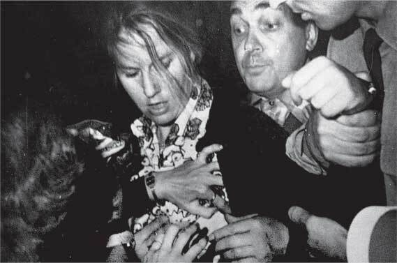 Иллюстрация к книге — Вдова-шпионка. Как работа в ЦРУ привела меня из джунглей Лаоса в московскую тюрьму [i_018.jpg]