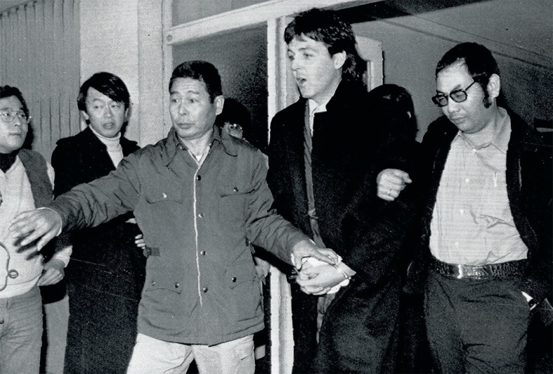 Иллюстрация к книге — Пол Маккартни. Биография [i_025.jpg]