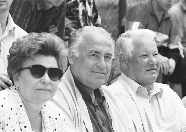 Иллюстрация к книге — Все свободны. История о том, как в 1996 году в России закончились выборы [i_002.jpg]