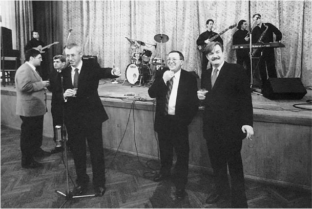 Иллюстрация к книге — Все свободны. История о том, как в 1996 году в России закончились выборы [i_005.jpg]