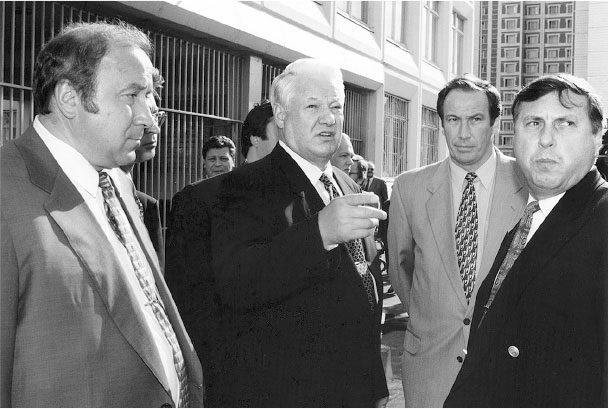 Иллюстрация к книге — Все свободны. История о том, как в 1996 году в России закончились выборы [i_011.jpg]