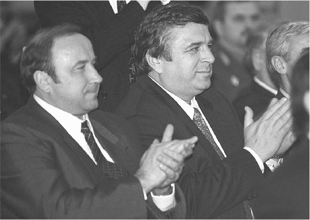 Иллюстрация к книге — Все свободны. История о том, как в 1996 году в России закончились выборы [i_012.jpg]