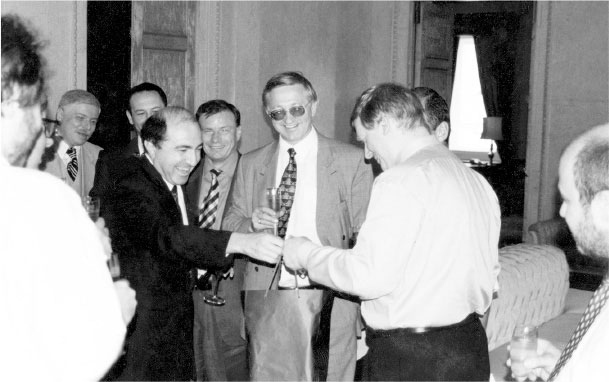 Иллюстрация к книге — Все свободны. История о том, как в 1996 году в России закончились выборы [i_016.jpg]