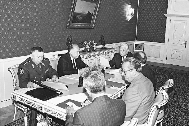 Иллюстрация к книге — Все свободны. История о том, как в 1996 году в России закончились выборы [i_021.jpg]