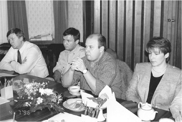 Иллюстрация к книге — Все свободны. История о том, как в 1996 году в России закончились выборы [i_026.jpg]