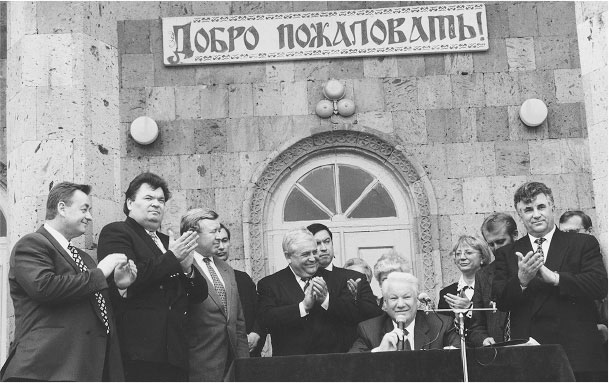 Иллюстрация к книге — Все свободны. История о том, как в 1996 году в России закончились выборы [i_028.jpg]