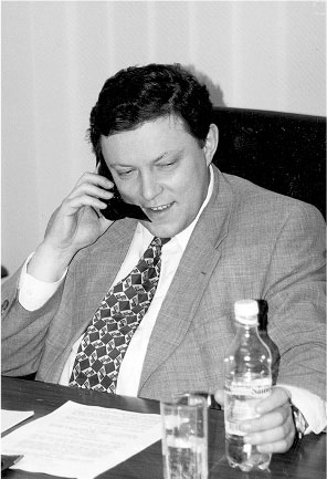 Иллюстрация к книге — Все свободны. История о том, как в 1996 году в России закончились выборы [i_032.jpg]