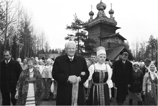 Иллюстрация к книге — Все свободны. История о том, как в 1996 году в России закончились выборы [i_033.jpg]