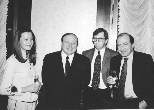 Иллюстрация к книге — Все свободны. История о том, как в 1996 году в России закончились выборы [i_034.jpg]