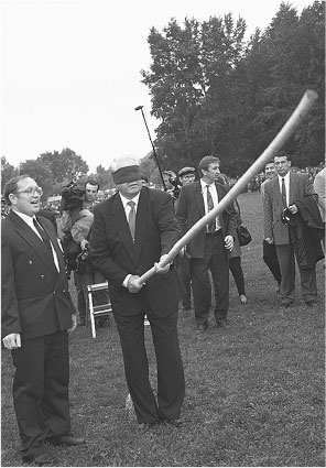 Иллюстрация к книге — Все свободны. История о том, как в 1996 году в России закончились выборы [i_040.jpg]