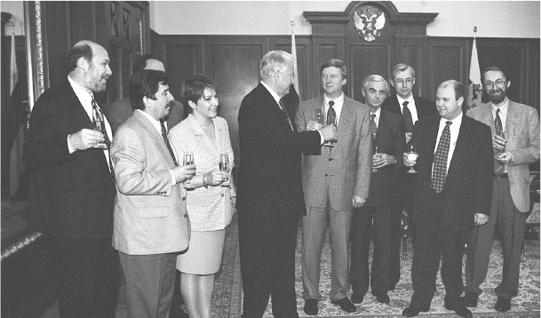 Иллюстрация к книге — Все свободны. История о том, как в 1996 году в России закончились выборы [i_054.jpg]