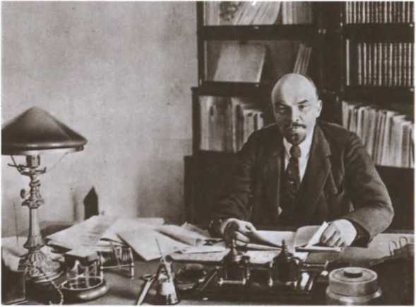 Иллюстрация к книге — Вожди СССР [i_007.jpg]