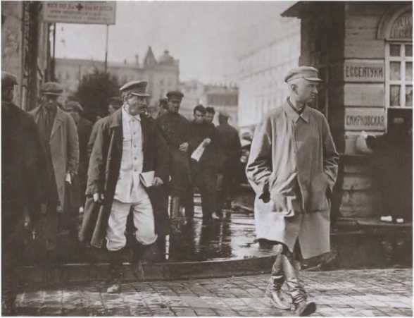 Иллюстрация к книге — Вожди СССР [i_014.jpg]