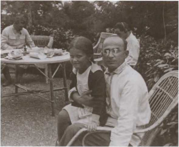 Иллюстрация к книге — Вожди СССР [i_017.jpg]