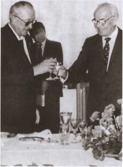 Иллюстрация к книге — Вожди СССР [i_052.jpg]