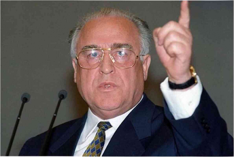 Иллюстрация к книге — Москва ельцинская. Хроники президентского правления [i_042.jpg]