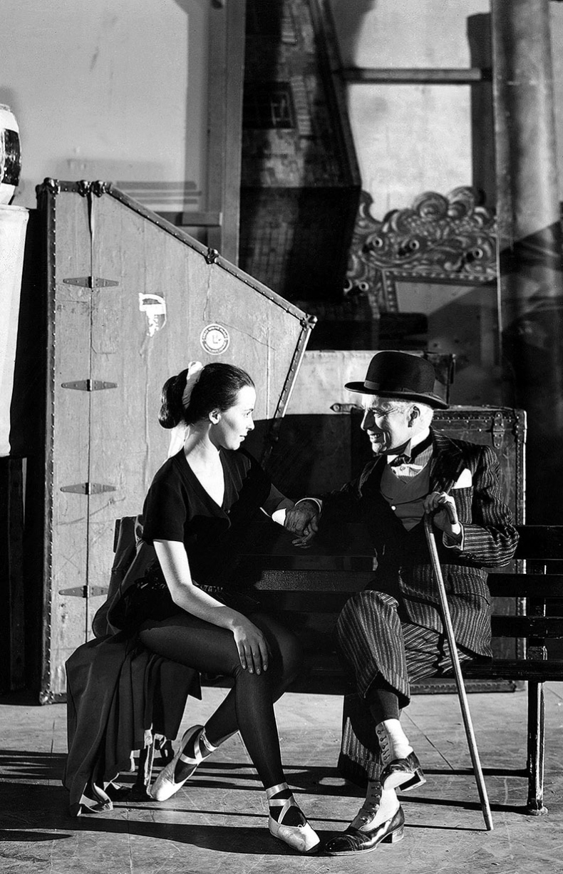 Иллюстрация к книге — Огни рампы. Мир «Огней рампы» [i_008.jpg]