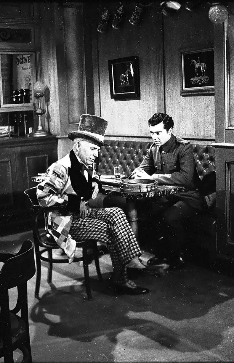 Иллюстрация к книге — Огни рампы. Мир «Огней рампы» [i_011.jpg]