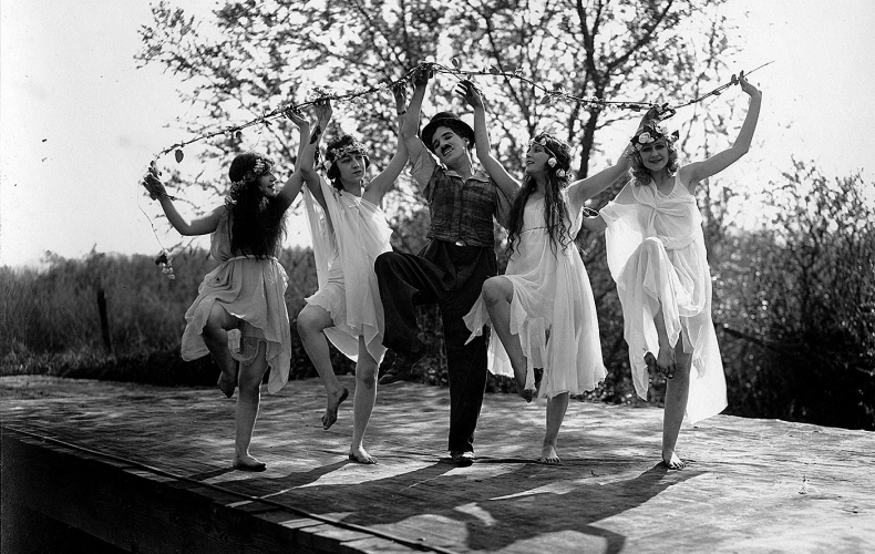 Иллюстрация к книге — Огни рампы. Мир «Огней рампы» [i_018.jpg]