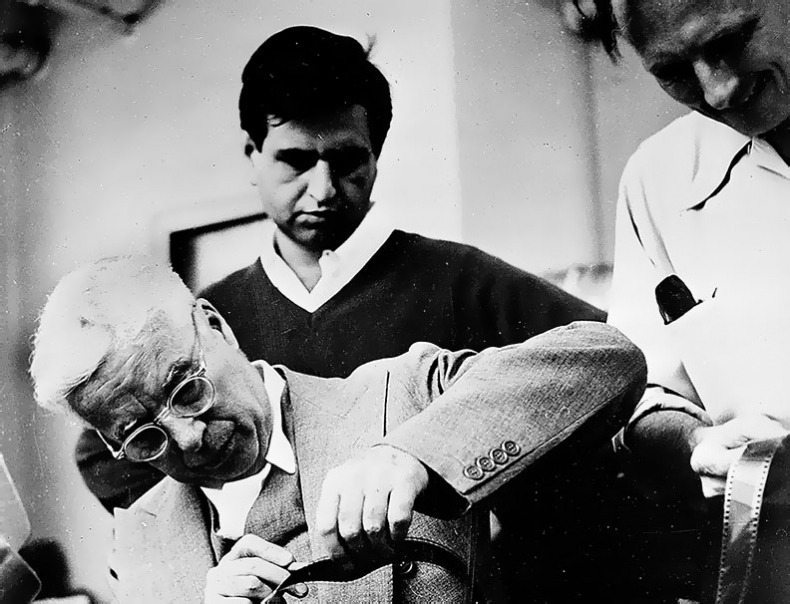 Иллюстрация к книге — Огни рампы. Мир «Огней рампы» [i_023.jpg]