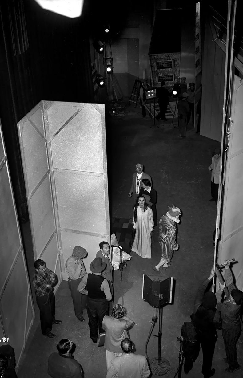 Иллюстрация к книге — Огни рампы. Мир «Огней рампы» [i_044.jpg]