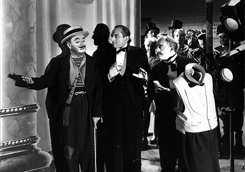 Иллюстрация к книге — Огни рампы. Мир «Огней рампы» [i_050.jpg]