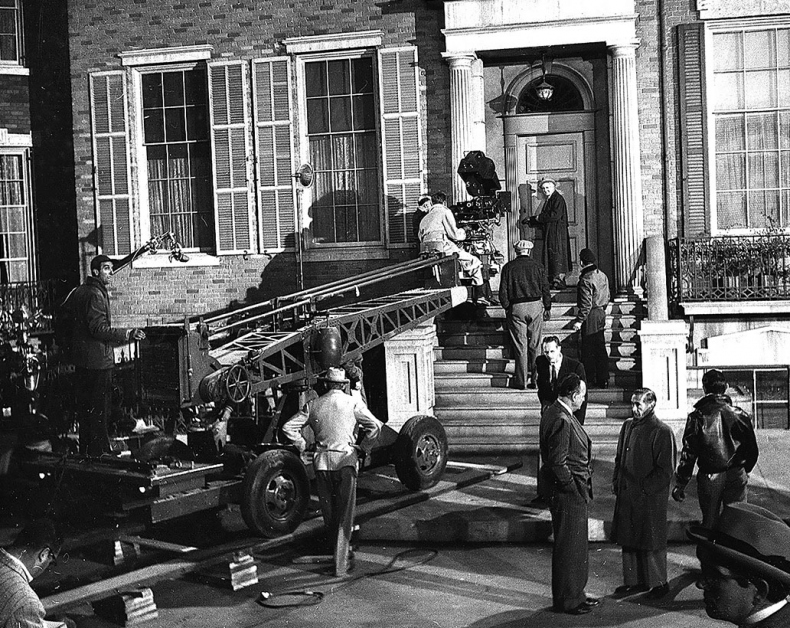 Иллюстрация к книге — Огни рампы. Мир «Огней рампы» [i_052.jpg]