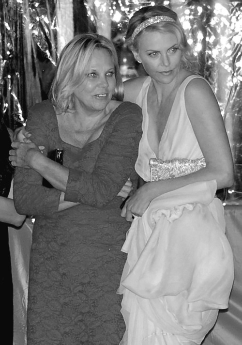 Иллюстрация к книге — Шарлиз Терон. Безумный монстр Голливуда [i_005.jpg]