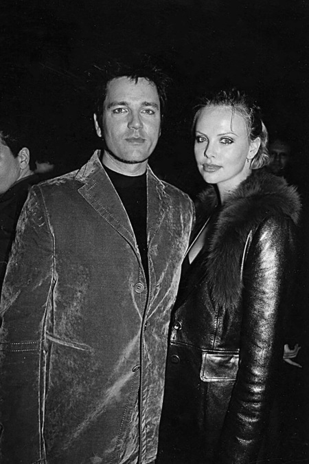 Иллюстрация к книге — Шарлиз Терон. Безумный монстр Голливуда [i_017.jpg]