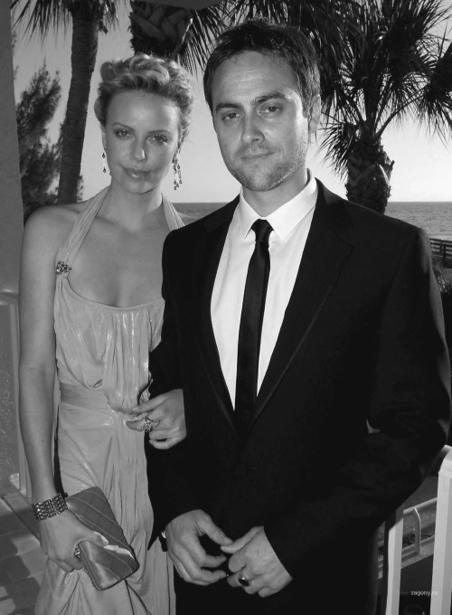 Иллюстрация к книге — Шарлиз Терон. Безумный монстр Голливуда [i_020.jpg]