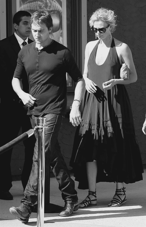 Иллюстрация к книге — Шарлиз Терон. Безумный монстр Голливуда [i_021.jpg]