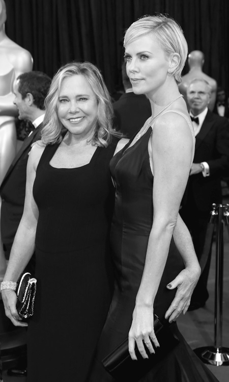 Иллюстрация к книге — Шарлиз Терон. Безумный монстр Голливуда [i_022.jpg]