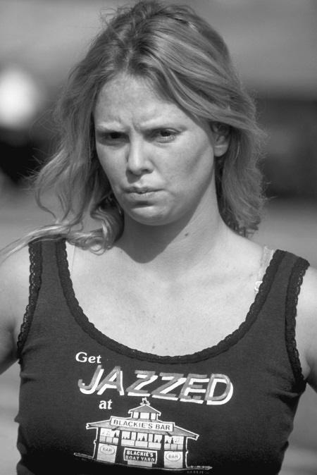 Иллюстрация к книге — Шарлиз Терон. Безумный монстр Голливуда [i_028.jpg]