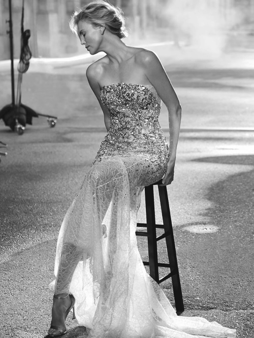 Иллюстрация к книге — Шарлиз Терон. Безумный монстр Голливуда [i_044.jpg]