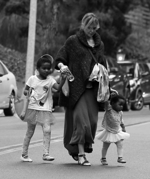 Иллюстрация к книге — Шарлиз Терон. Безумный монстр Голливуда [i_046.jpg]