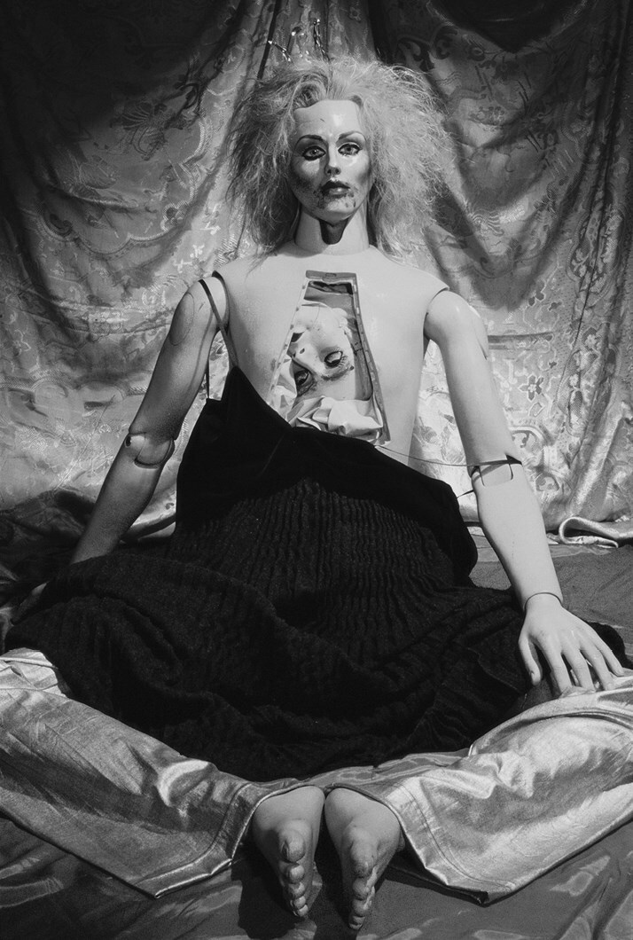 Иллюстрация к книге — Экспериментальная мода. Искусство перформанса, карнавал и гротескное тело [img_3.jpg]