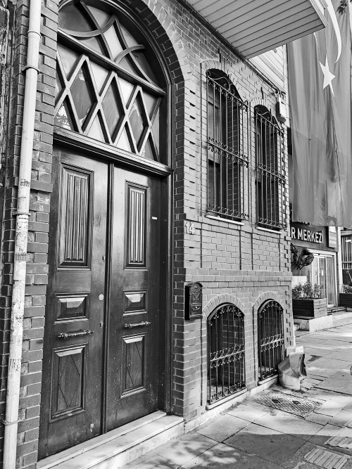 Иллюстрация к книге — На берегах Босфора. Стамбул в рецептах, историях и криках чаек [i_013.jpg]