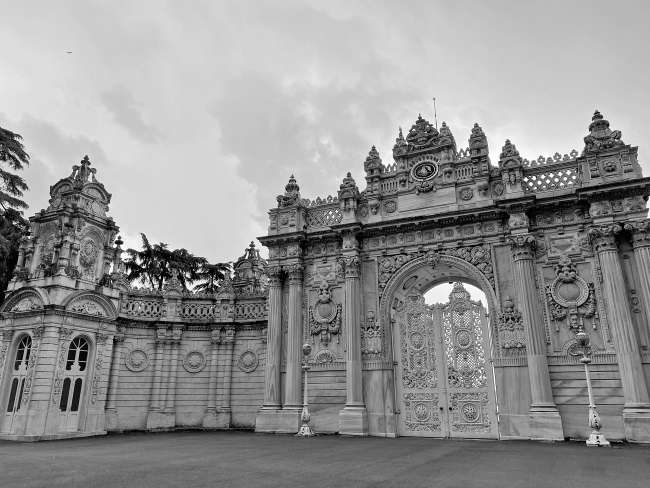 Иллюстрация к книге — На берегах Босфора. Стамбул в рецептах, историях и криках чаек [i_033.jpg]